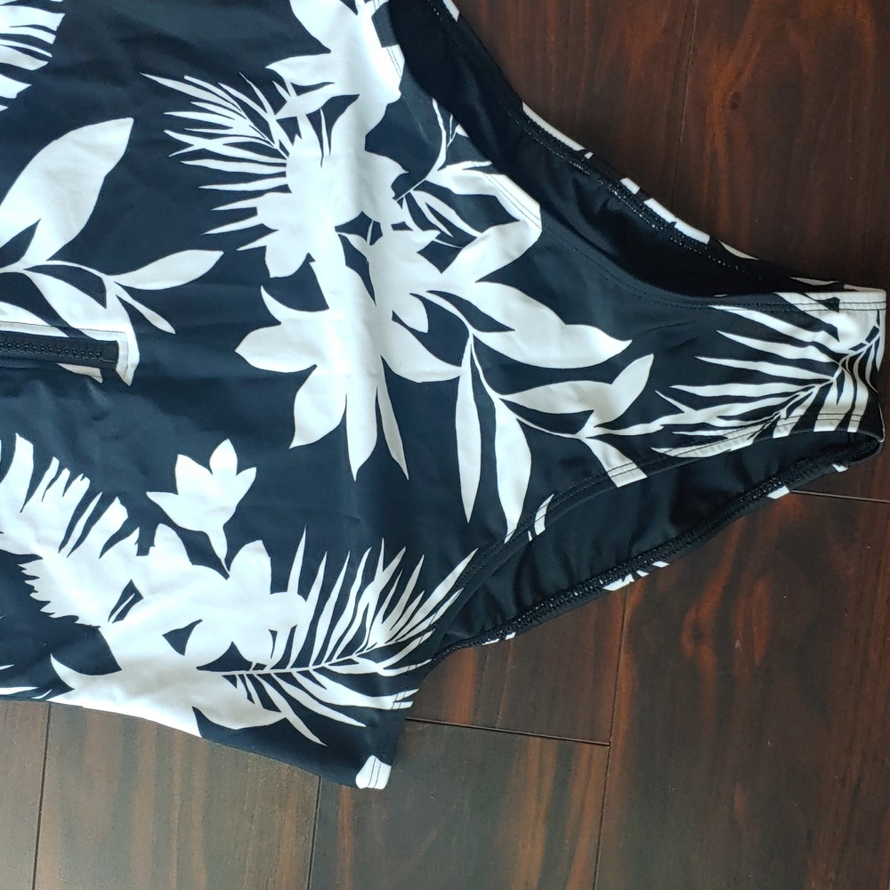 Cupshe One Piece Bathing Suit - Picture 3 of 10
